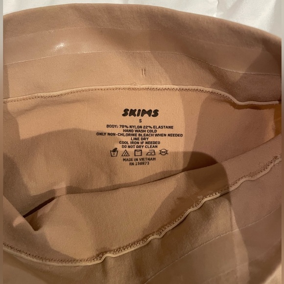 NWOT SKIMS HIGH-WAISTED MID THIGH SHORT - Picture 6 of 6